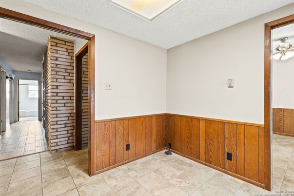 Empty room, Interior