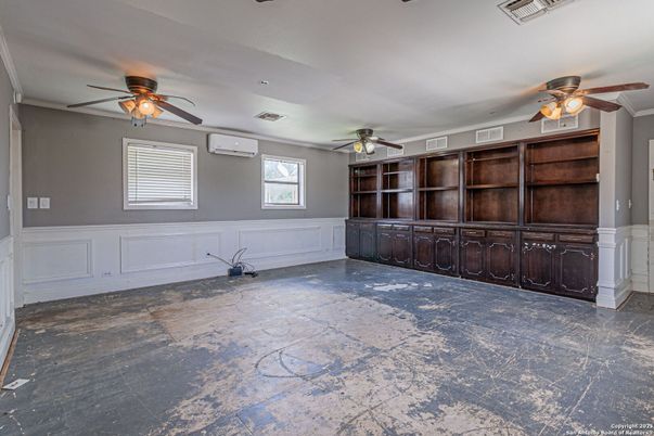 Empty room, Interior