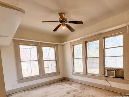 Empty room, Interior