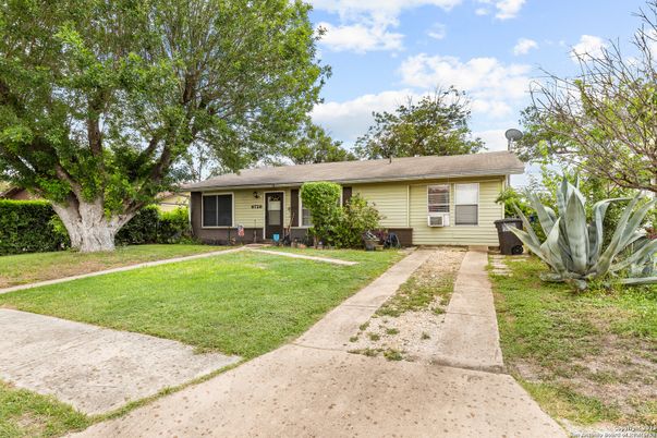 Backyard, Exterior, Facade, Ranch