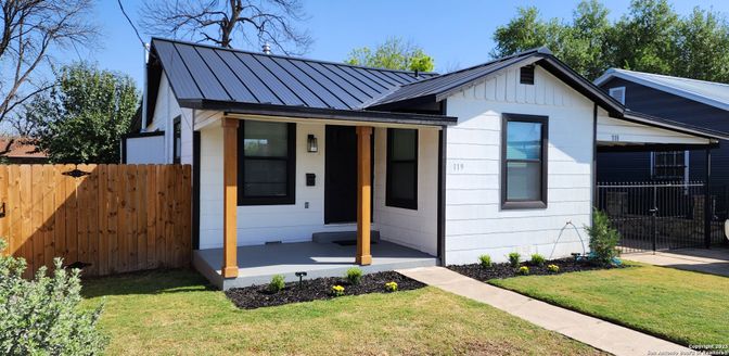 Exterior, Facade, Farmhouse