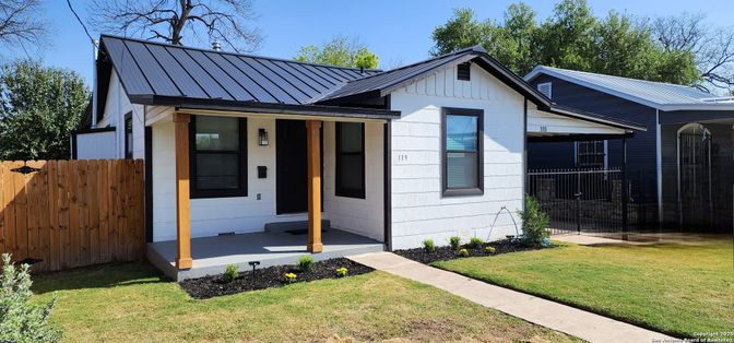 Exterior, Facade, Farmhouse