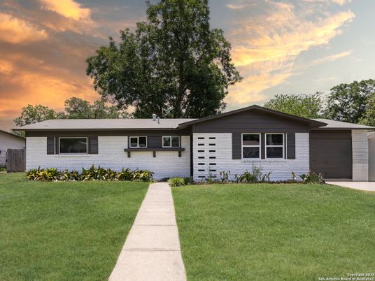 Attached, Exterior, Facade, Ranch