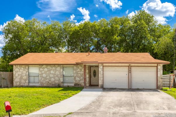 Attached, Exterior, Facade, Ranch