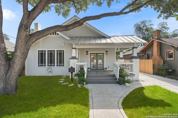 Exterior, Facade, Ranch