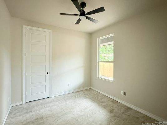 Empty room, Interior