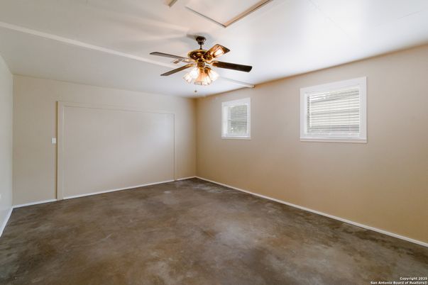 Empty room, Interior