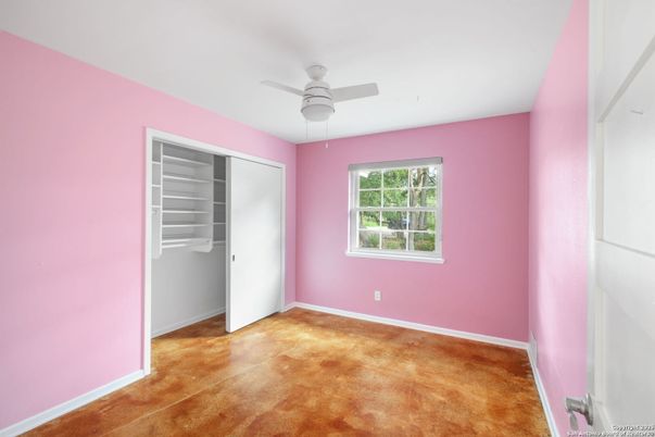Empty room, Interior