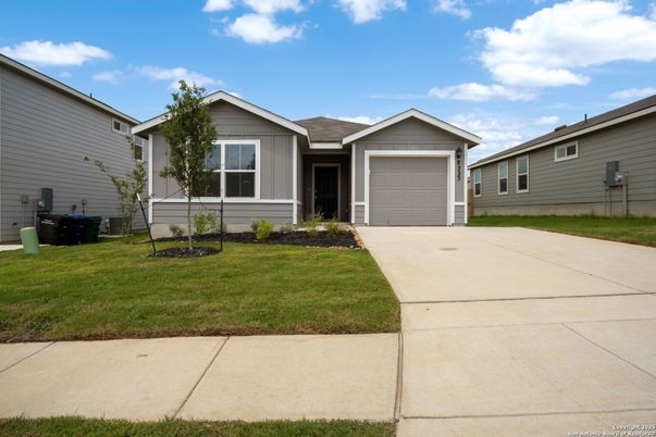 Attached, Exterior, Facade, Ranch