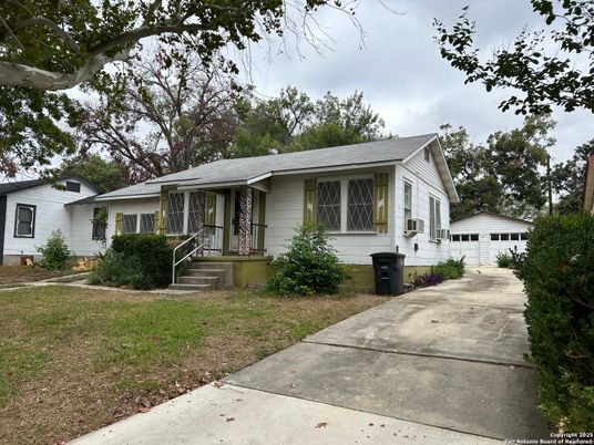 Exterior, Facade, Ranch