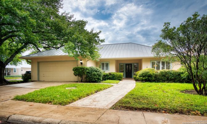 Attached, Exterior, Facade, Ranch