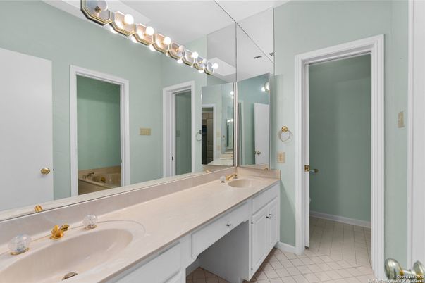 Bathroom, Dual Sink Vanities, Interior