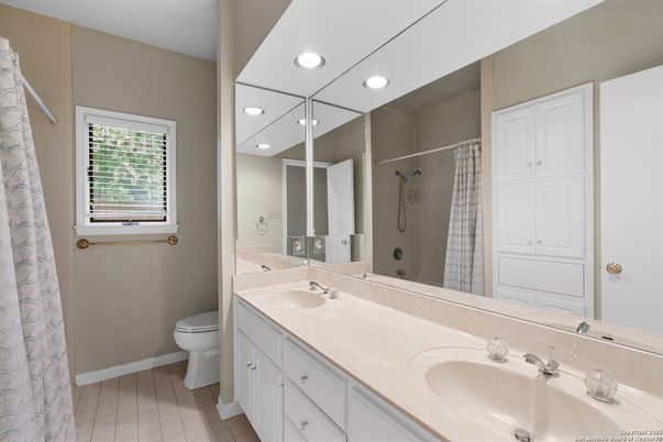 Bathroom, Dual Sink Vanities, Interior, Recessed Lighting