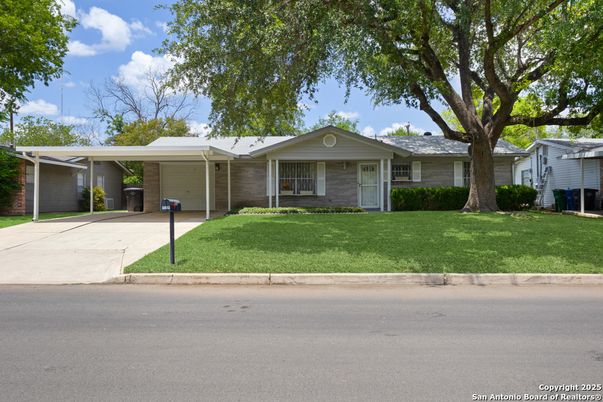 Attached, Exterior, Facade, Ranch