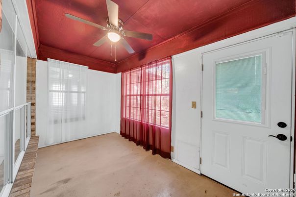 Empty room, Interior