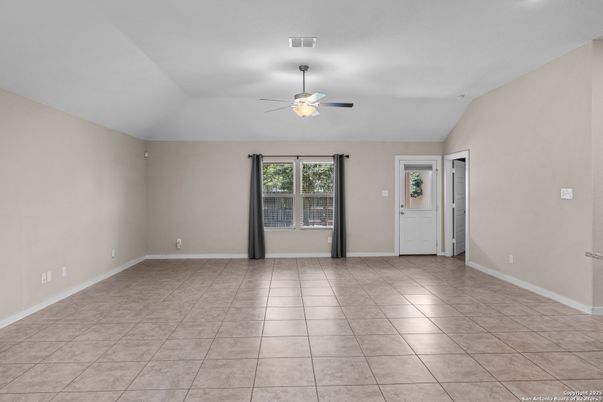 Empty room, Interior
