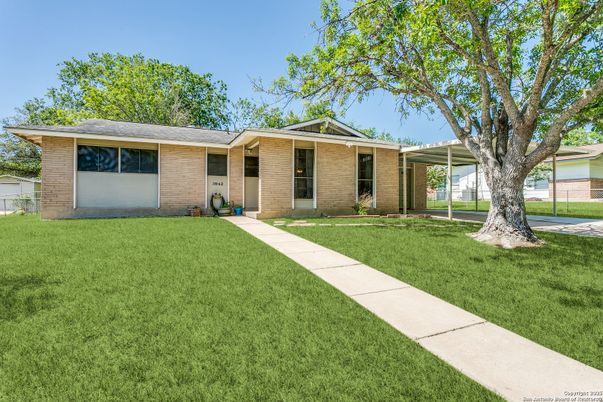Exterior, Facade, Brick Facade, Ranch