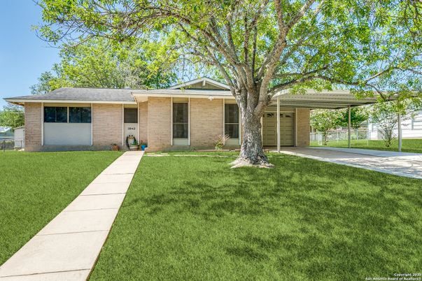 Exterior, Facade, Ranch