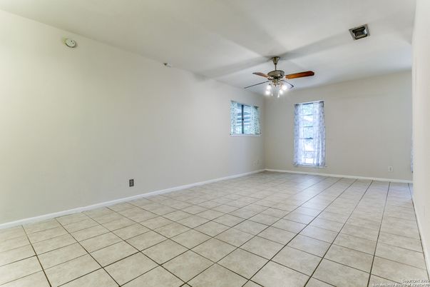 Empty room, Interior