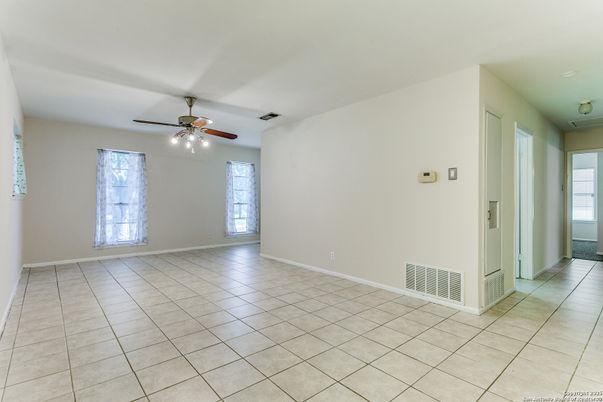 Empty room, Interior