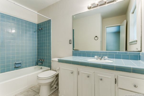 Bathroom, Interior, Tile Countertops