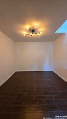 Empty room, Interior