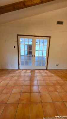 Empty room, Interior