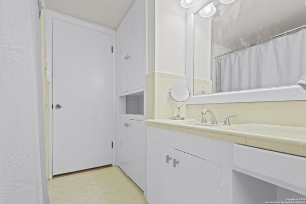 Bathroom, Interior, Tile Countertops