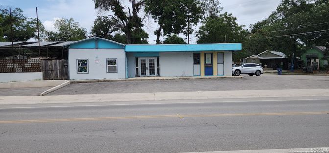 Exterior, Facade, Ranch