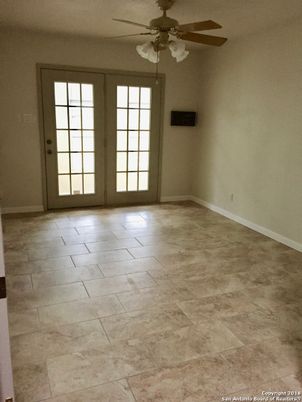 Empty room, Interior