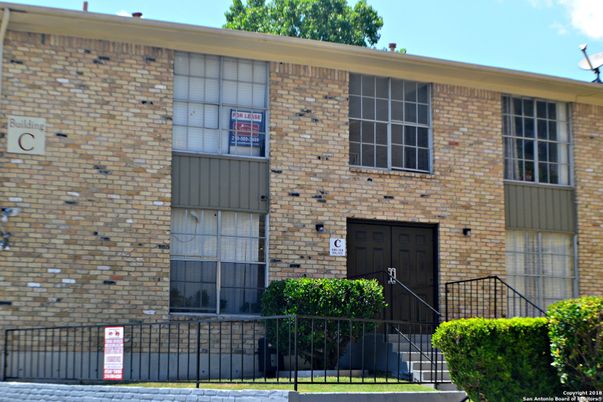Exterior, Facade, Brick Facade, Rowhouse