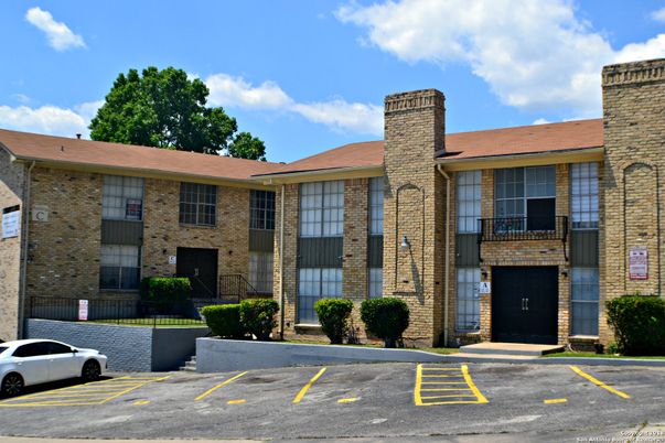 Exterior, Facade, Brick Facade, Rowhouse