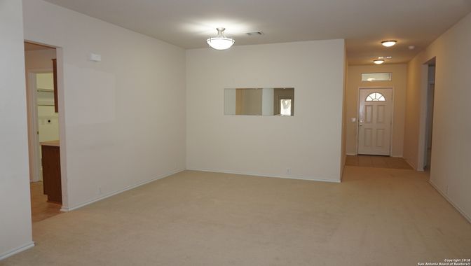 Empty room, Interior