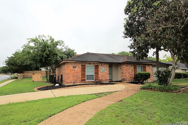 Exterior, Facade, Brick Facade, Ranch