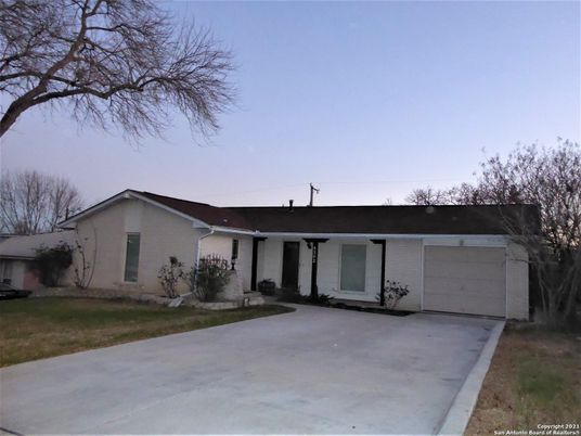 Attached, Exterior, Facade, Ranch