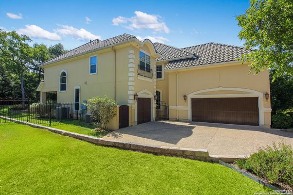 Attached, Exterior, Facade, Mediterranean