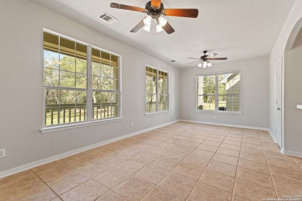 Empty room, Interior
