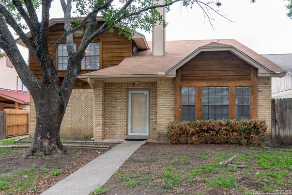 Exterior, Facade, Brick Facade, Ranch