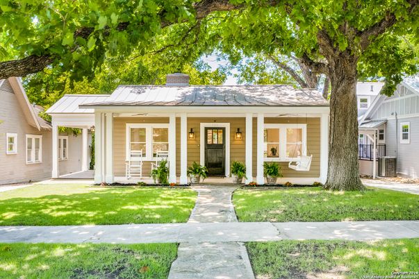 Exterior, Facade, Ranch