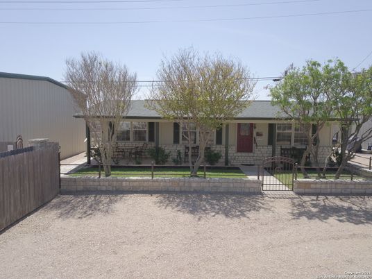 Backyard, Exterior, Facade, Ranch