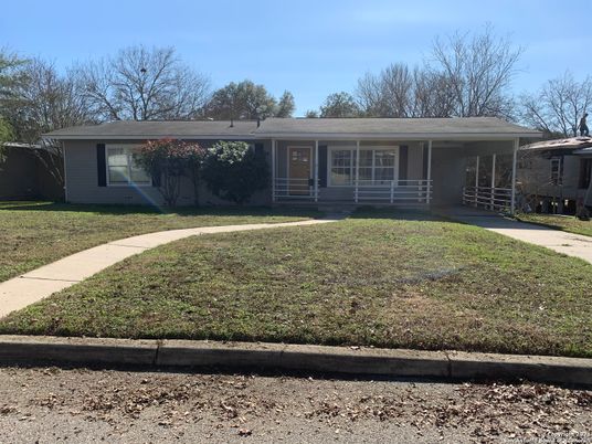 Exterior, Facade, Ranch