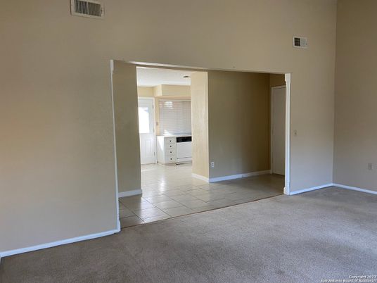 Empty room, Interior