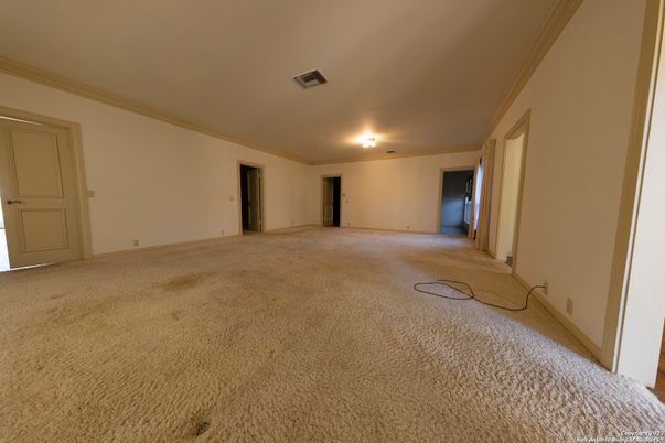 Empty room, Interior