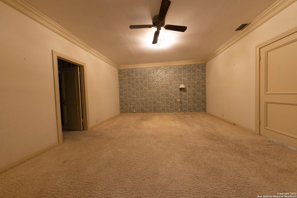 Empty room, Interior