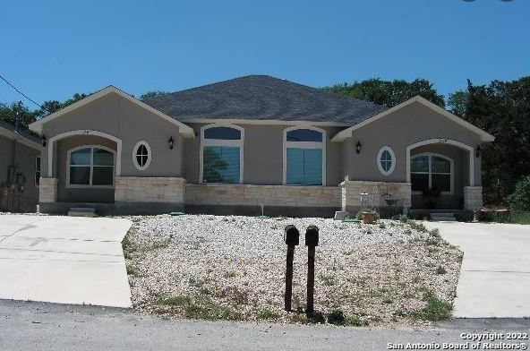 Exterior, Facade, Ranch
