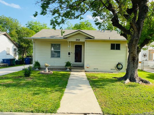 Exterior, Facade, Ranch