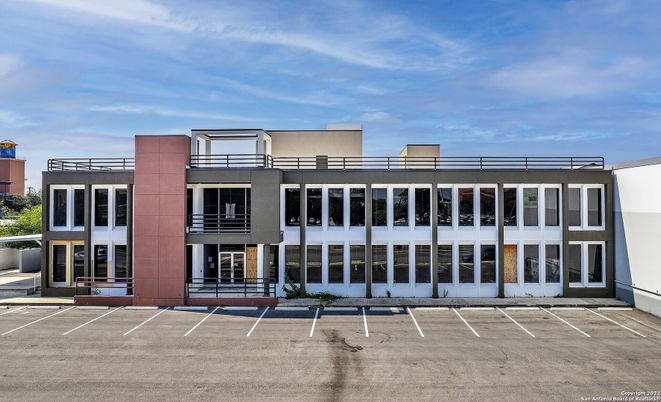 Exterior, Facade, Modern