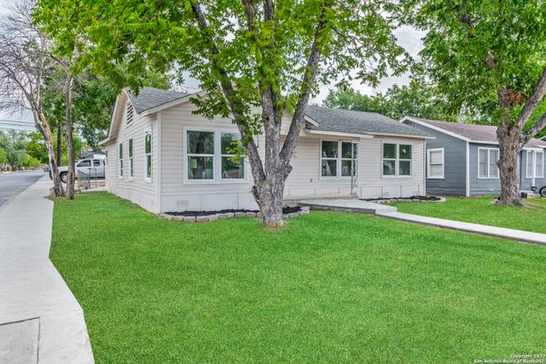 Exterior, Facade, Ranch