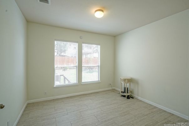 Empty room, Interior