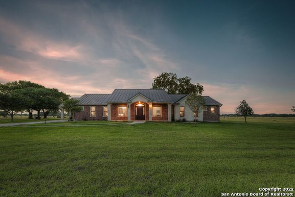 Backyard, Exterior, Facade, Brick Facade, Ranch